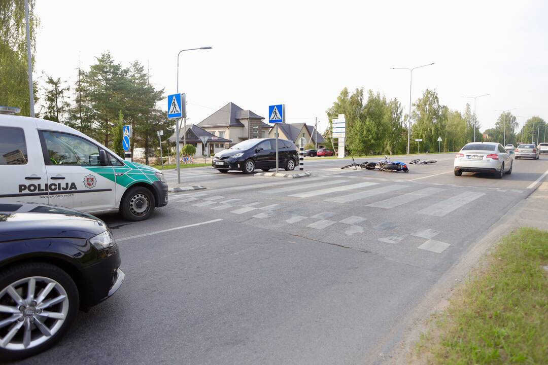 Garliavoje motociklas partrenkė dviratininką