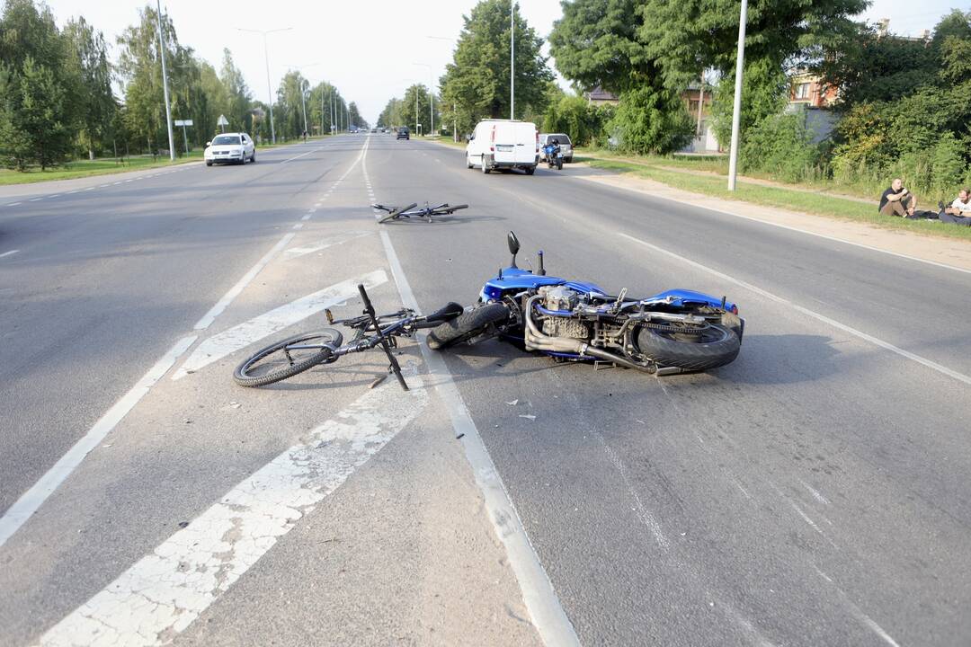 Garliavoje motociklas partrenkė dviratininką