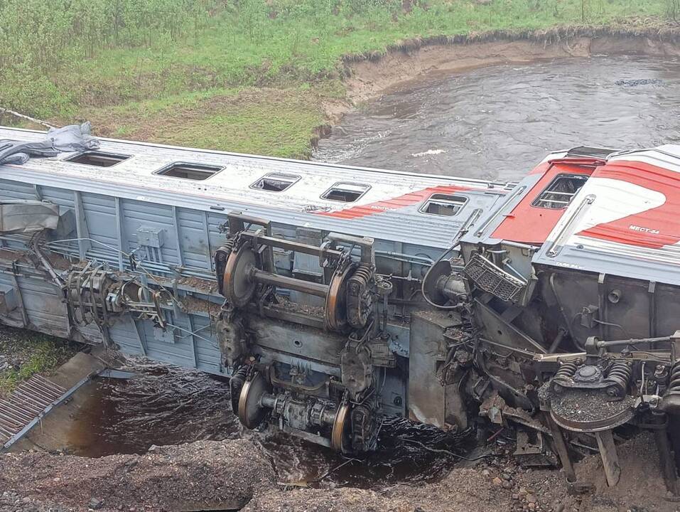Žuvusiųjų per traukinio avariją Rusijoje padaugėjo iki trijų