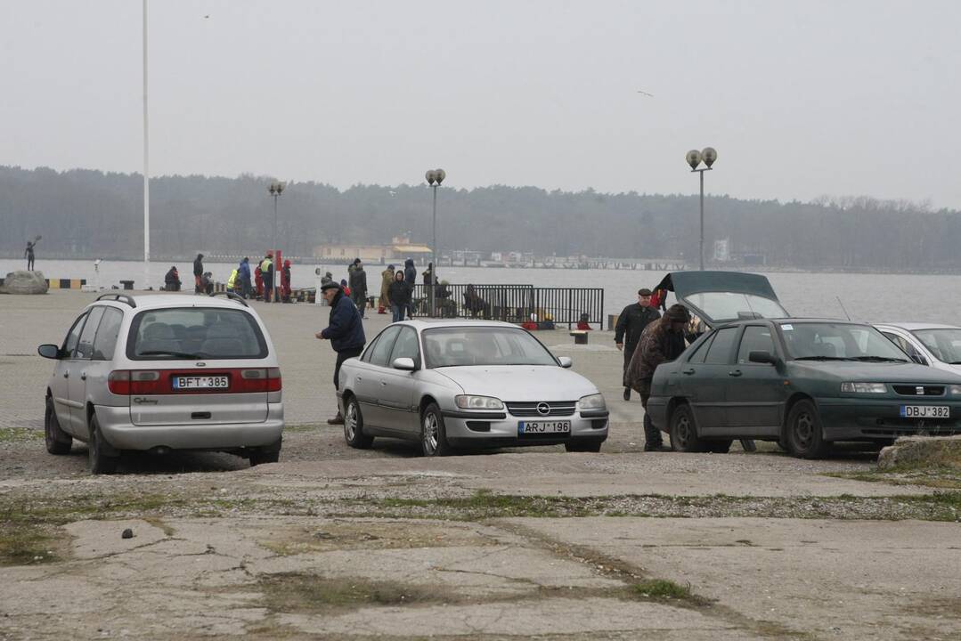 Po automobiliu numesta uždegta petarda