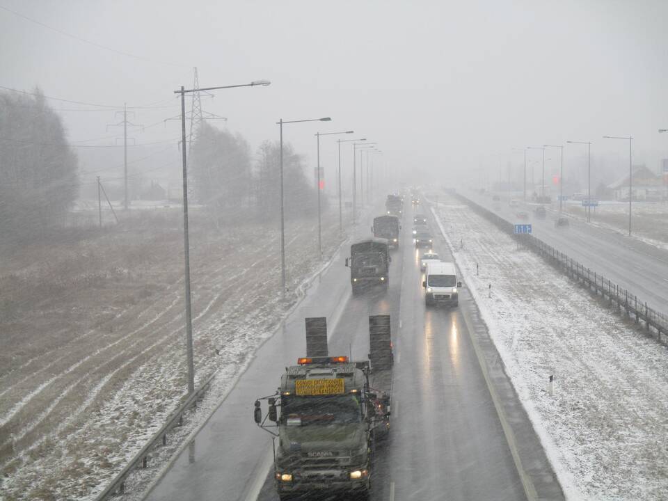 Šalies keliuose slidu dėl sniego, plikledžio, vietomis – lijundra
