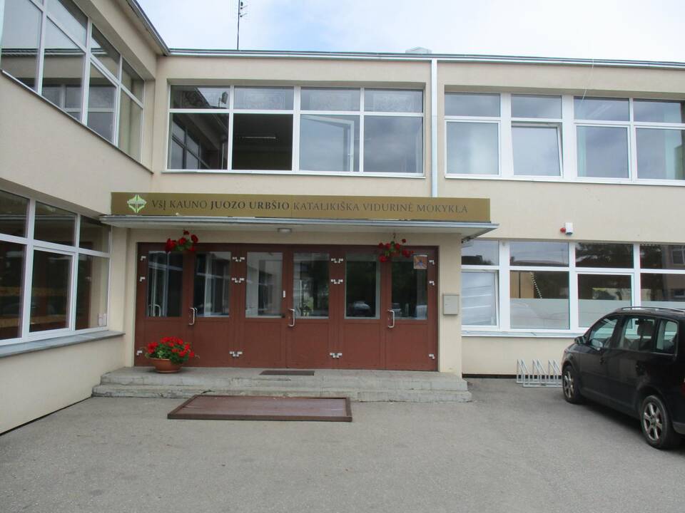Pradėtas tvarkyti apleistas stadionas