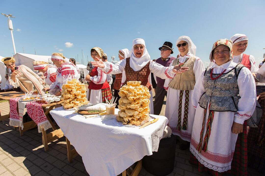 Neringoje įsižiebė Joninių laužai