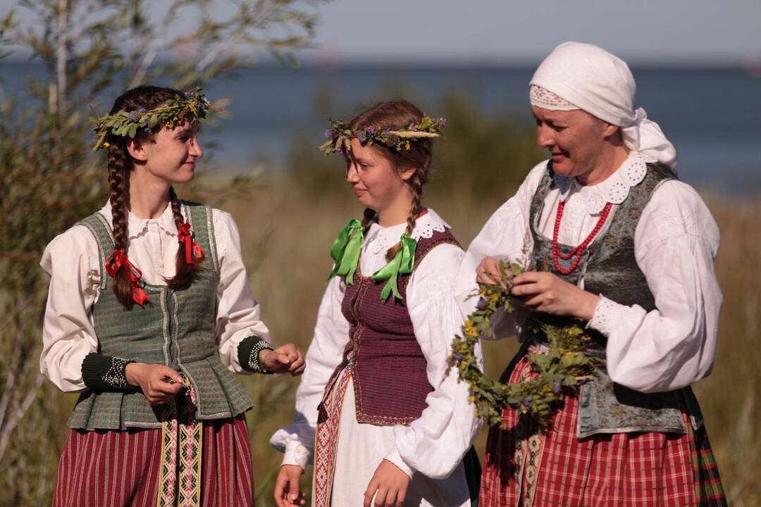 Neringoje įsižiebė Joninių laužai