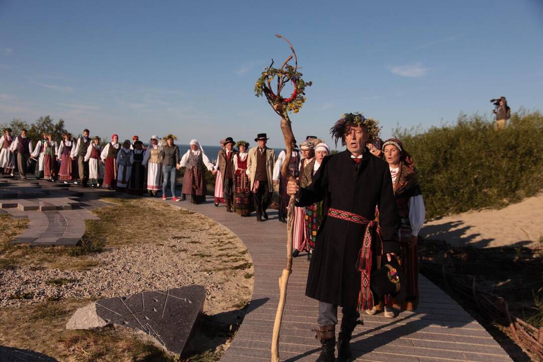 Neringoje įsižiebė Joninių laužai