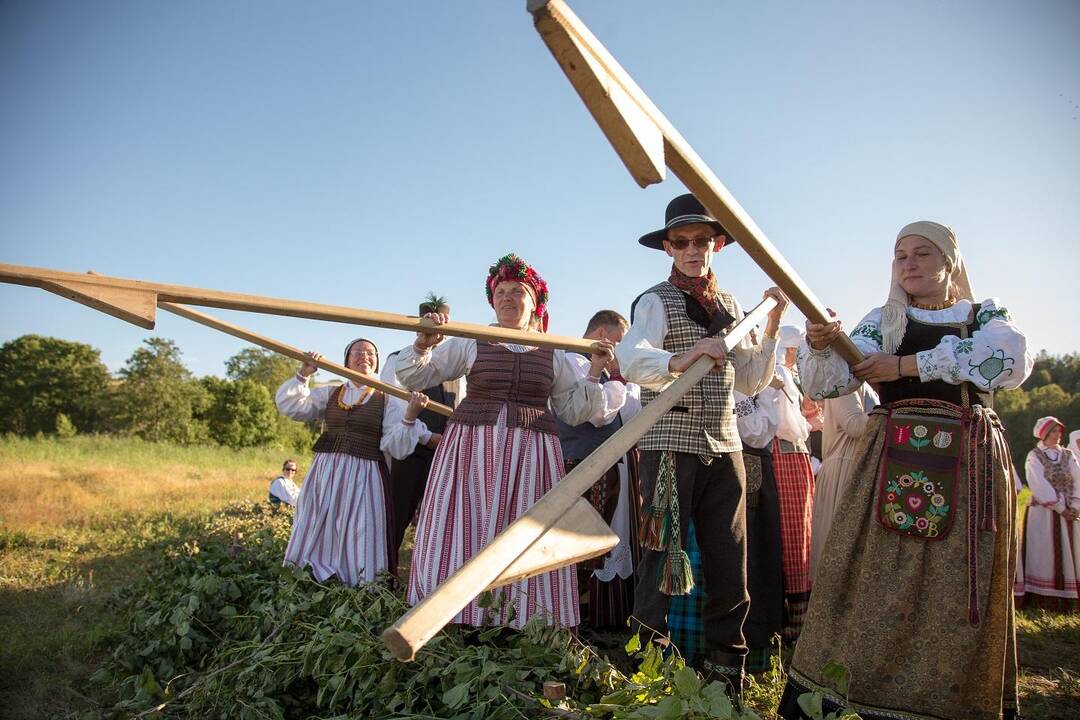Neringoje įsižiebė Joninių laužai