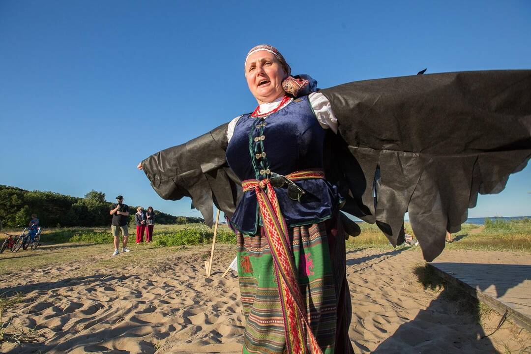 Neringoje įsižiebė Joninių laužai