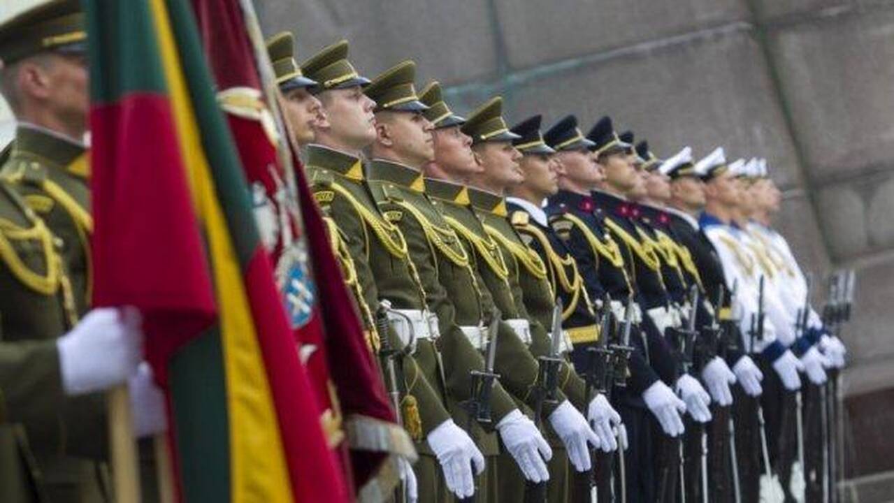 Lietuviai kariais pasitiki labiau nei politikais