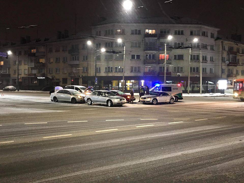 Keturių automobilių avarija „aklųjų“ sankryžoje