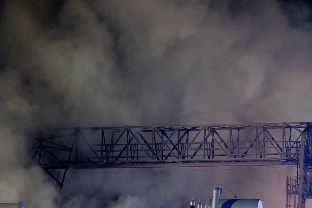 „Lietuvos geležinkelių“ teritorijoje Vilniuje dega sąvartynas