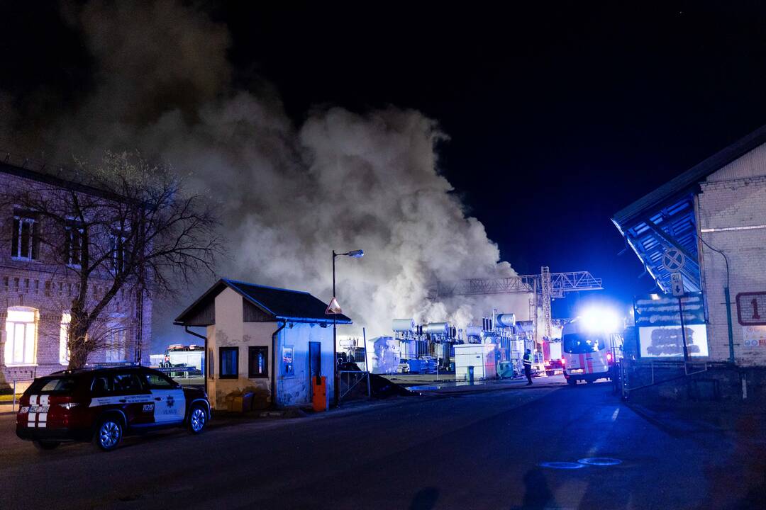 „Lietuvos geležinkelių“ teritorijoje Vilniuje dega sąvartynas