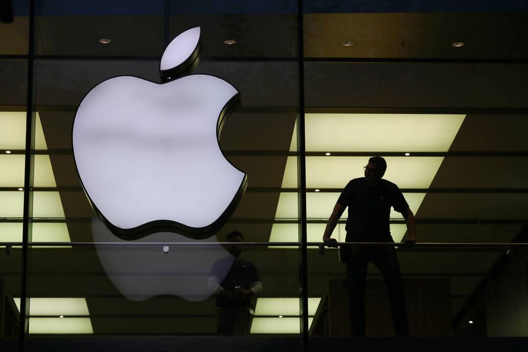 „Apple“ tapo pirma JAV bendrove, kurios rinkos vertė pasiekė 2 trln. dolerių