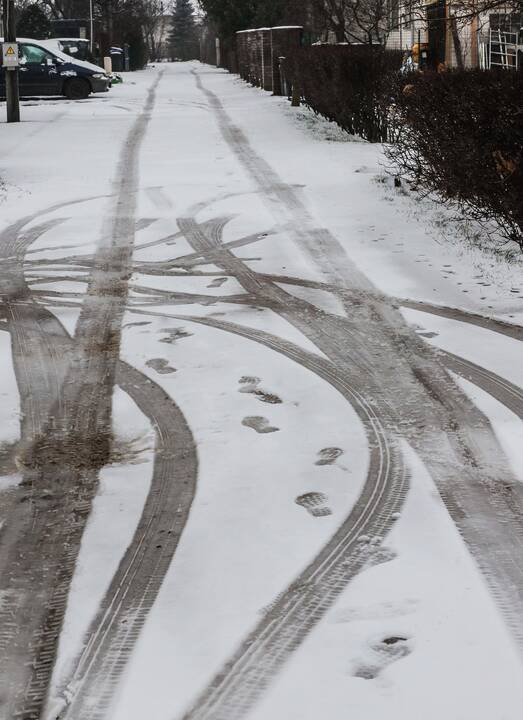 Važiuoti naktį bus sudėtinga: eismo sąlygas sunkins plikledis ir lijundra