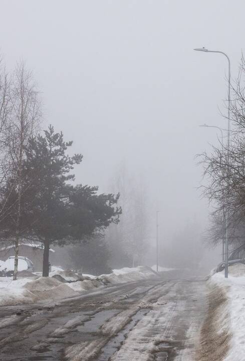 Naktį eismo sąlygas sunkins plikledis, snygis ir rūkas