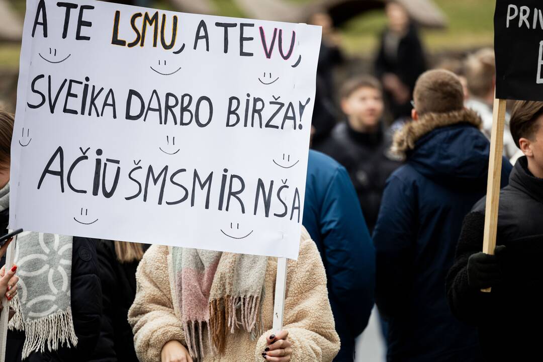 Moksleivių piketas prieš vienuoliktokų tarpinius patikrinimus
