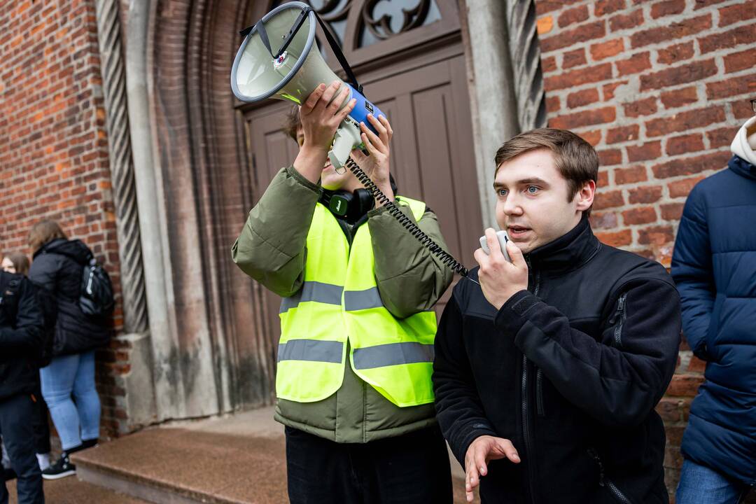 Moksleivių piketas prieš vienuoliktokų tarpinius patikrinimus