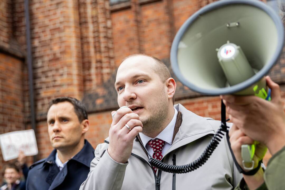 Moksleivių piketas prieš vienuoliktokų tarpinius patikrinimus