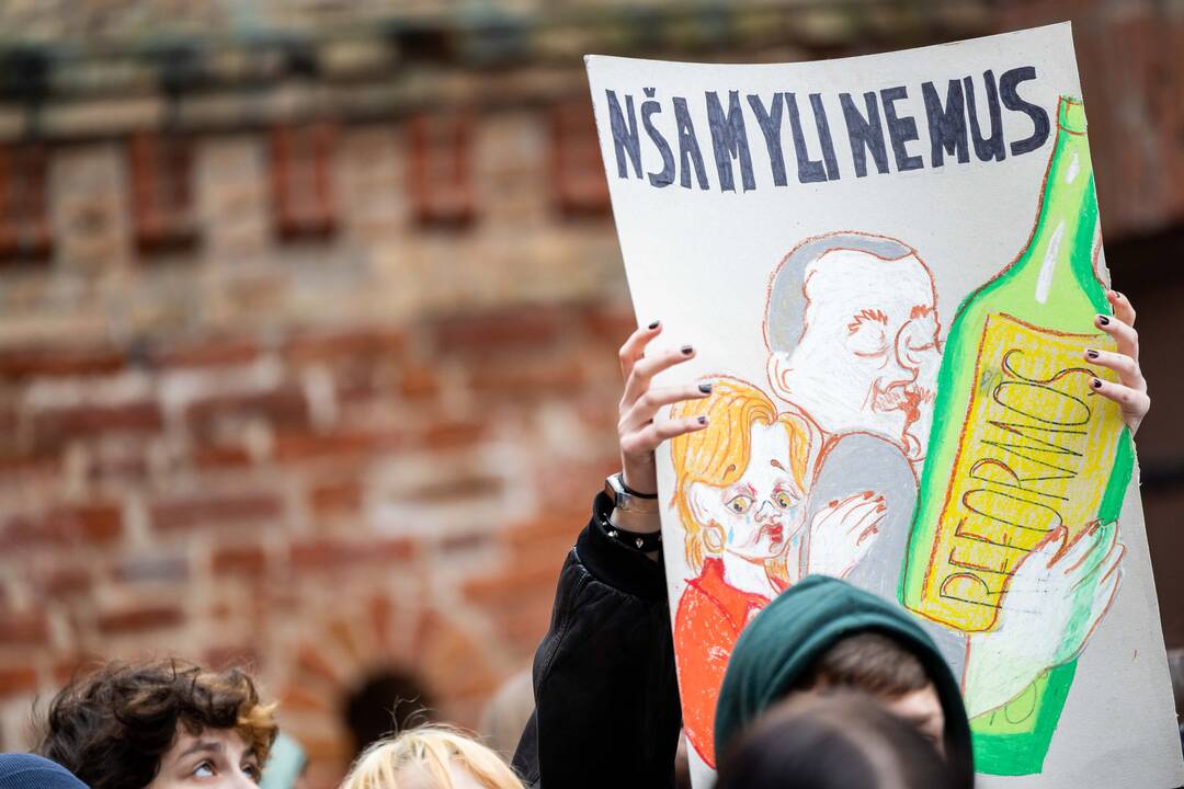Moksleivių piketas prieš vienuoliktokų tarpinius patikrinimus