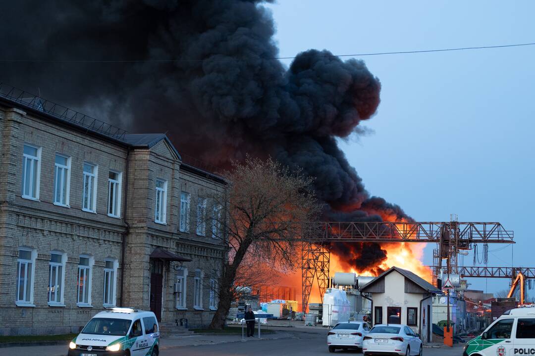„Lietuvos geležinkelių“ teritorijoje Vilniuje dega sąvartynas