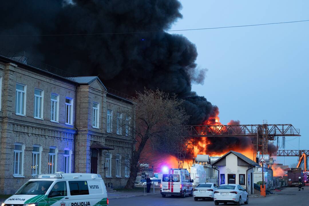 „Lietuvos geležinkelių“ teritorijoje Vilniuje dega sąvartynas