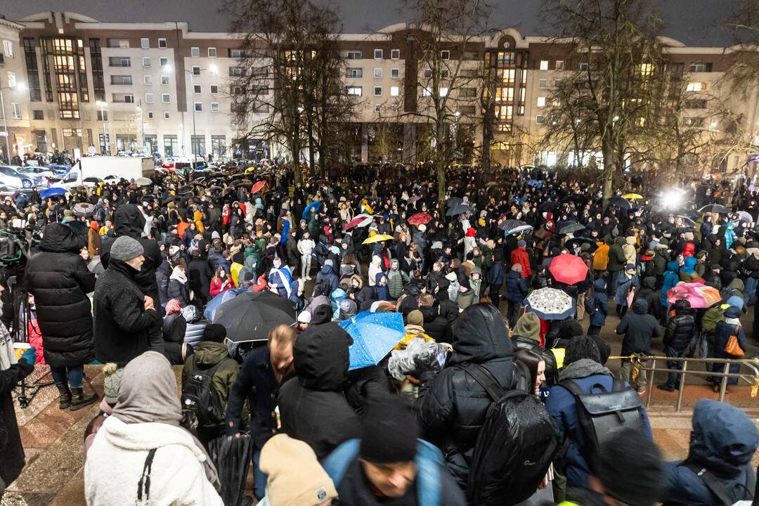 Protestas prie Seimo: „Dešimt tylos minučių“