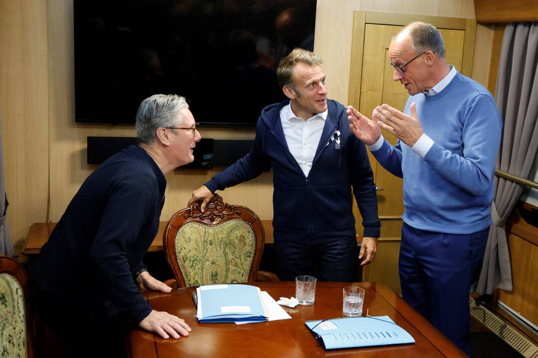 Prancūzija smerkia Rusijos teiginius, kad traukiniu į Kyjivą važiavęs Macronas turėjo kokaino