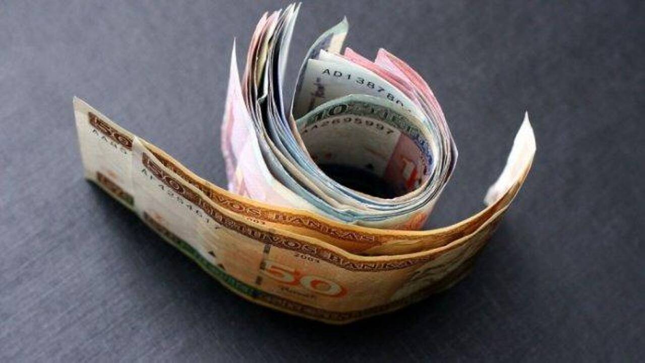 450 litų – toks bazinis algos dydis pareigūnams lieka 2014 metams