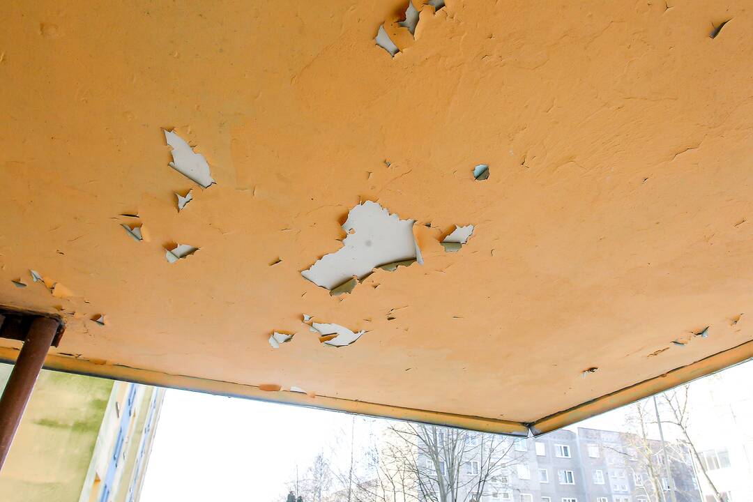 Pažaliavęs daugiabutis P.Plechavičiaus gatvėje
