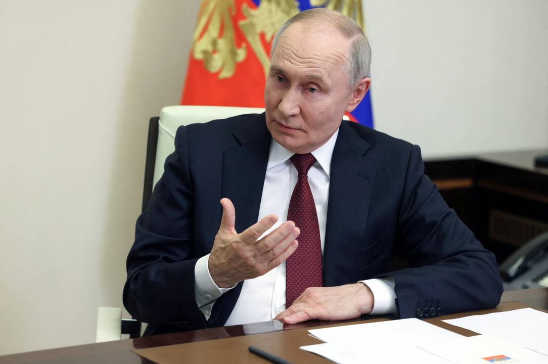 Putinas sako palaikąs Trumpo pasiūlymą perpus sumažinti išlaidas gynybai
