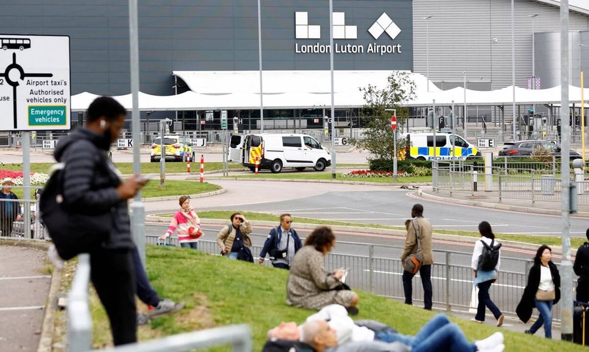 Po gaisro automobilių aikštelėje atnaujinti skrydžiai Londono Lutono oro uoste