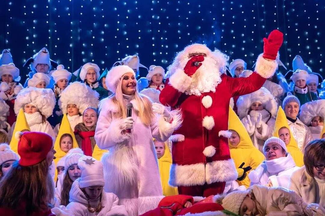 Šiauliuose suspindo pagrindinė miesto Kalėdų eglė