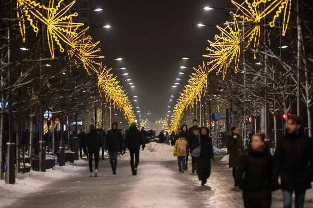 Šiauliuose suspindo pagrindinė miesto Kalėdų eglė