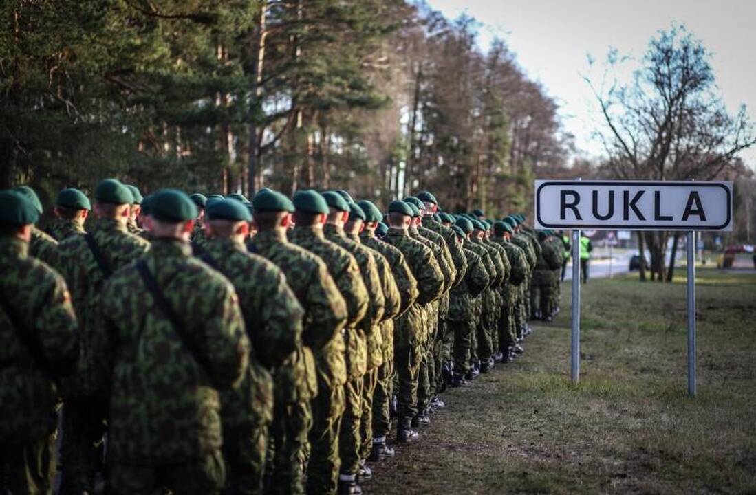 Pirmieji per Darbo biržą priimti šarvuočių vairuotojai pradeda darbą
