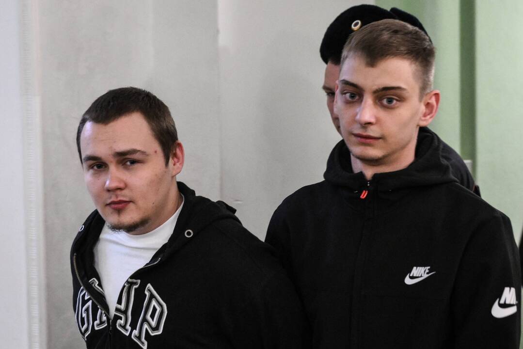 Rusijoje į kalėjimą pasiųsti sraigtasparnį Ukrainos vardu padegę rusų jaunuoliai
