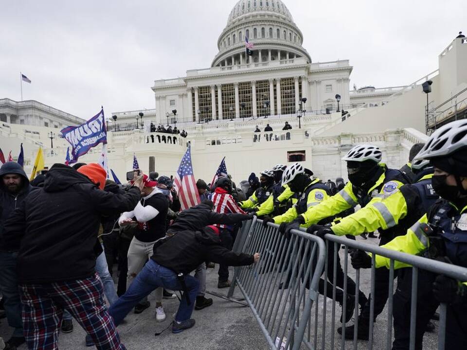 Dėl išpuolio prieš Kapitolijų nuteisti 6 „Oath Keepers“ nariai 