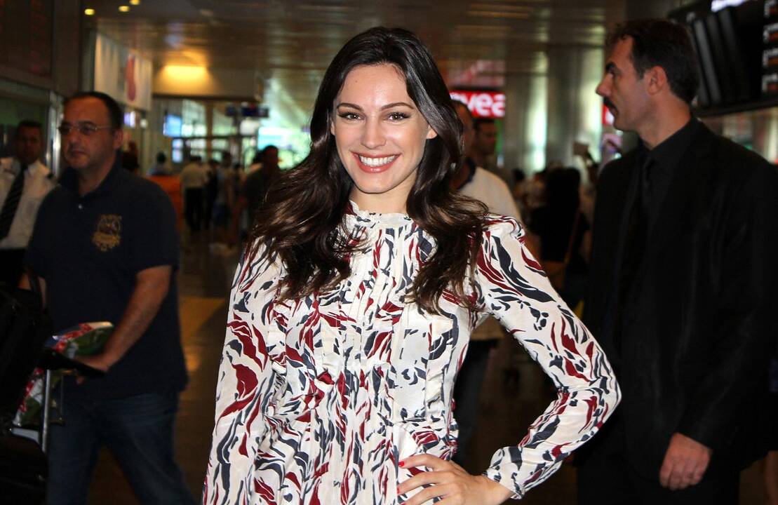 Kelly Brook atidėjo savo vestuves