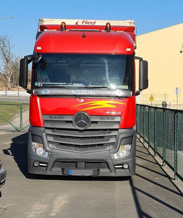 Neapdraustą vilkiką vairavęs kirgizas pasieniečiui siūlė 100 eurų kyšį 