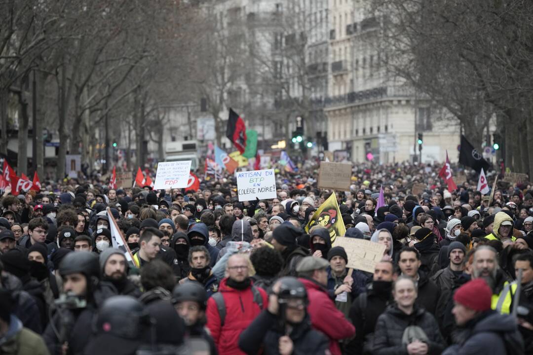 Profsąjunga: į protestą prieš pensijų reformą Paryžiuje susirinko 0,5 mln. žmonių