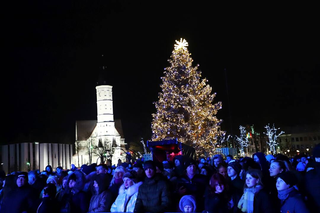 Įžiebta gražioji Šiaulių žaliaskarė
