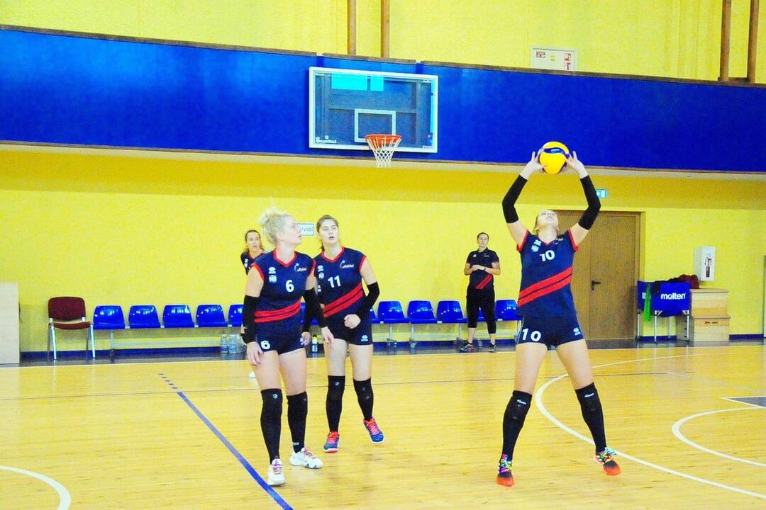 Jonavos „Aušrinės“ tinklininkės Rygoje pratęsė pergalių seriją ir įsitvirtino pirmoje vietoje