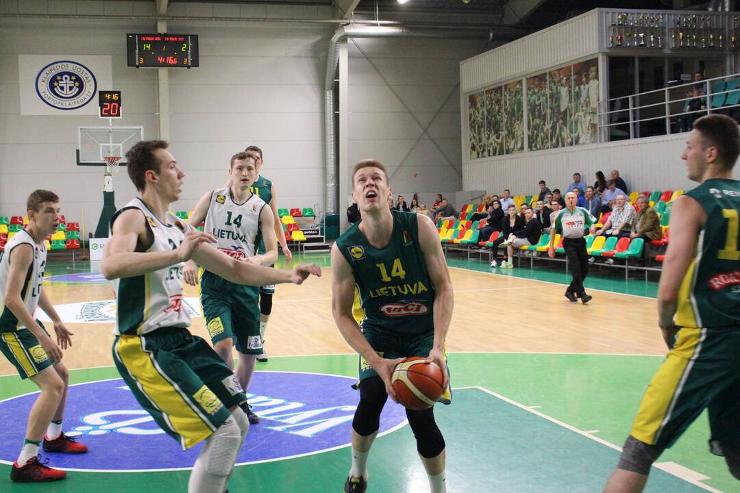 Lietuvos U-20 rinktinė įveikė metais jaunesnius krepšininkus