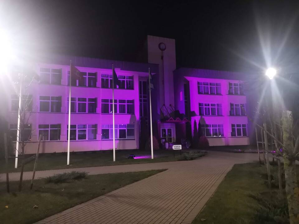 Lietuvoje per 30 pastatų nusidažė purpurine spalva