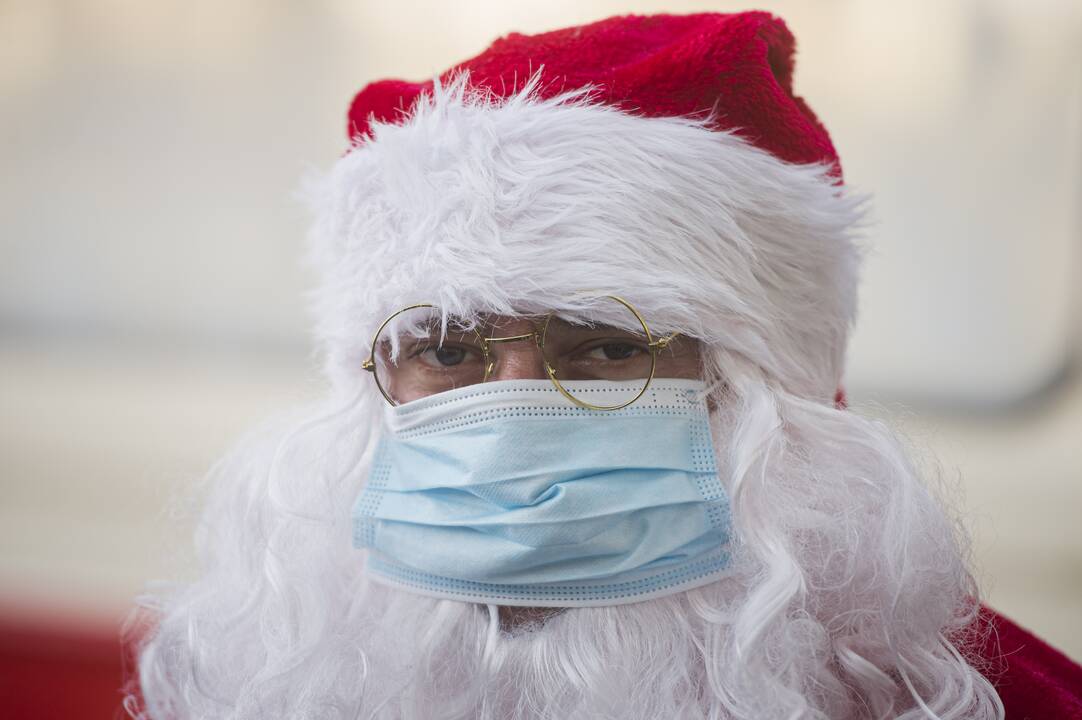 Kanada suteikė nuo COVID-19 pasiskiepijusiam Santa Klausui leidimą keliauti jos oro erdve