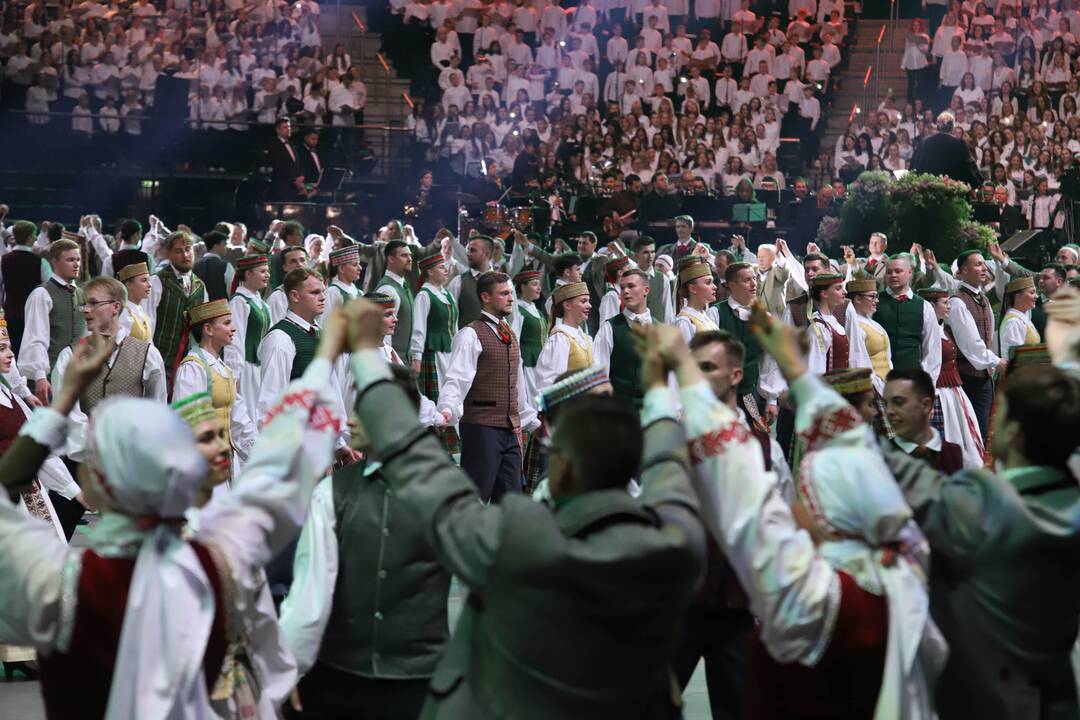 Kauno „Žalgirio“ arenoje – dainų ir šokių šventė