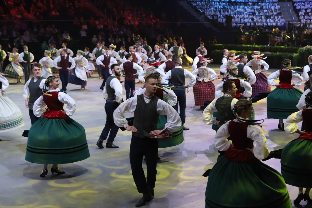 Kauno „Žalgirio“ arenoje – dainų ir šokių šventė