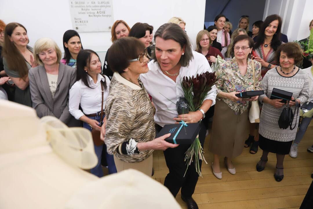 J. Statkevičius sugrįžo į Pelėdų kalną su aukštosios mados ir teatro kostiumų paroda