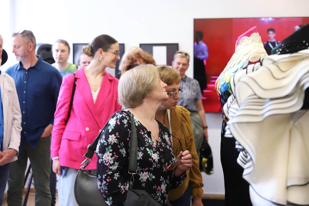 J. Statkevičius sugrįžo į Pelėdų kalną su aukštosios mados ir teatro kostiumų paroda