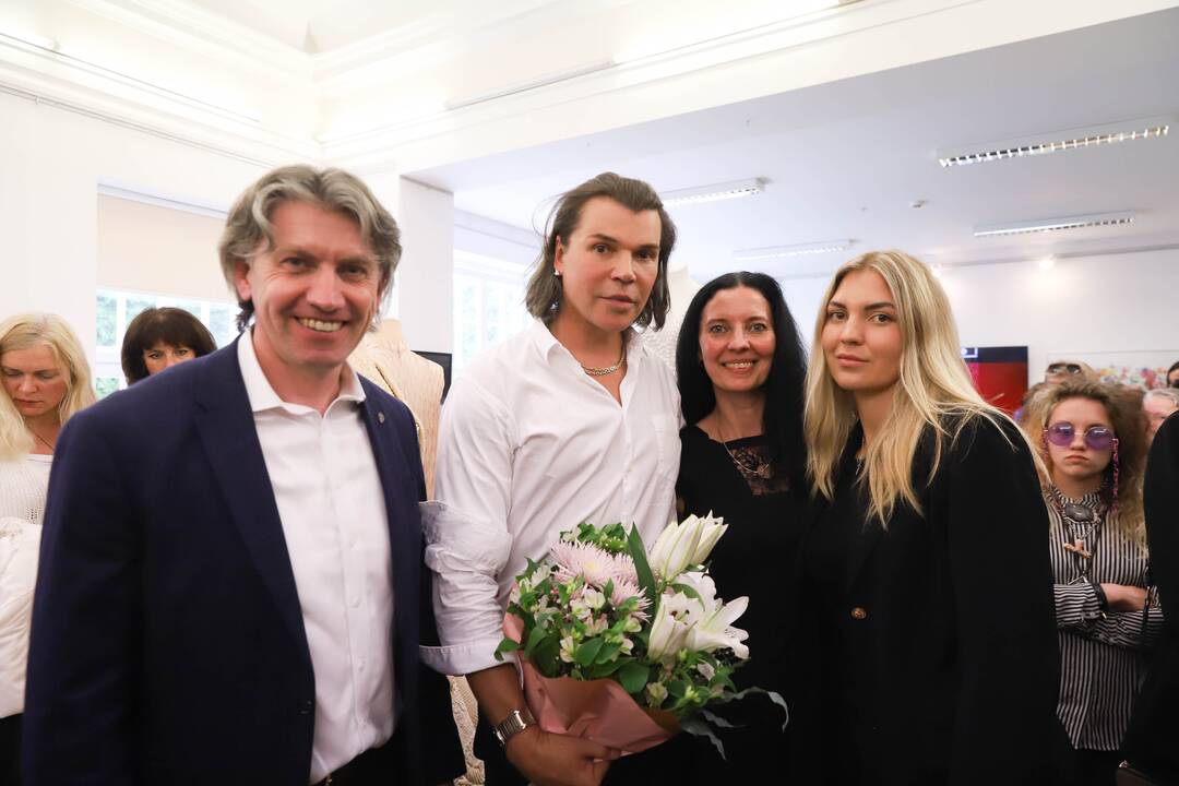 J. Statkevičius sugrįžo į Pelėdų kalną su aukštosios mados ir teatro kostiumų paroda
