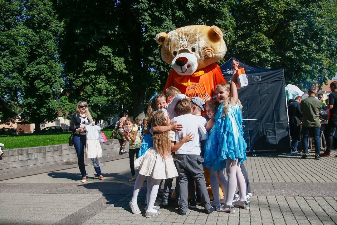 Mokyklinių prekių rinkimo mugė S. Daukanto aikštėje