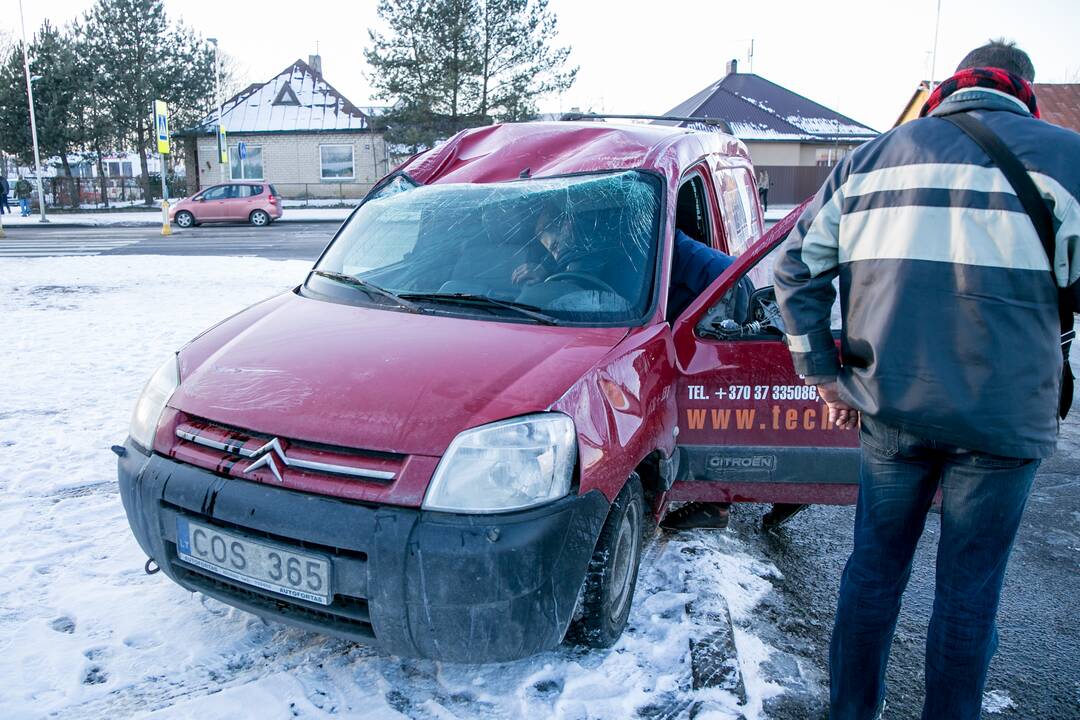 Dviejų automobilių avarija Veiverių gatvėje